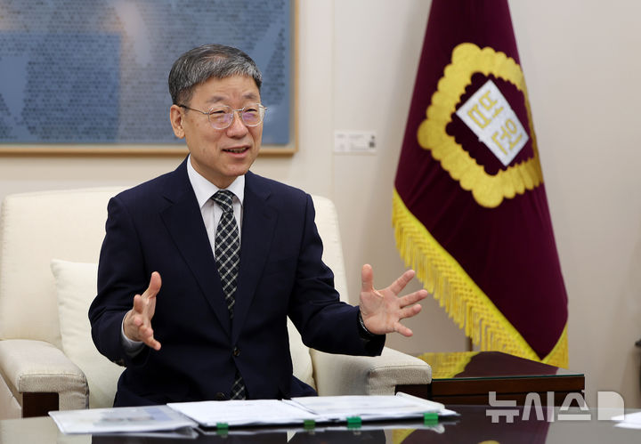 [서울=뉴시스] 김명년 기자 = 노경필 법원행정처장이 지난 15일 서울 서초구 대법원에서 뉴시스와 인터뷰하고 있다. 2026.09.16. kmn@newsis.com