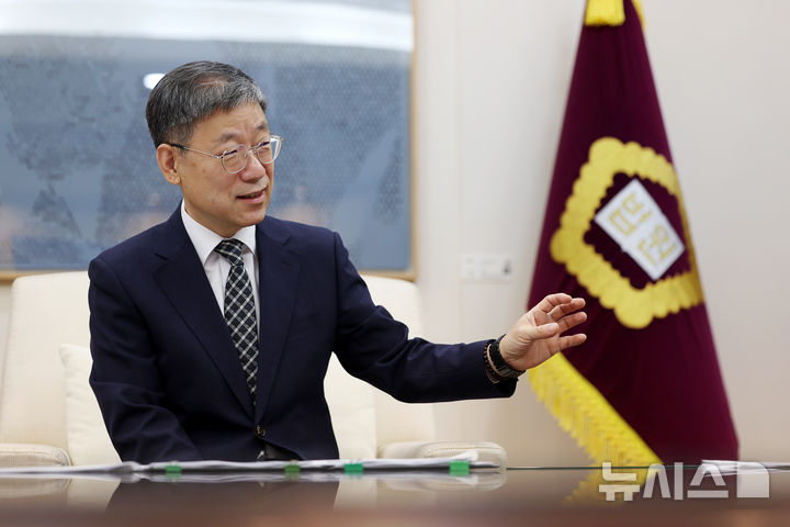 [서울=뉴시스] 김명년 기자 = 노경필 법원행정처장이 지난 15일 서울 서초구 대법원에서 뉴시스와 인터뷰하고 있다. 2026.09.16. kmn@newsis.com