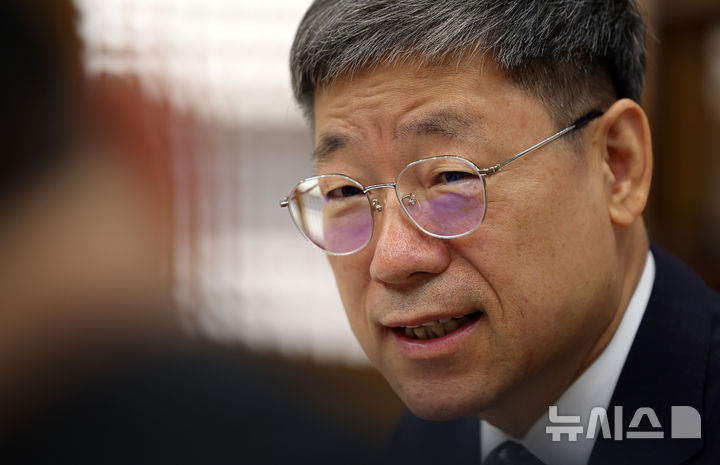 [서울=뉴시스] 김명년 기자 = 노경필 법원행정처장이 지난 15일 서울 서초구 대법원에서 뉴시스와 인터뷰하고 있다. 2026.09.16. kmn@newsis.com