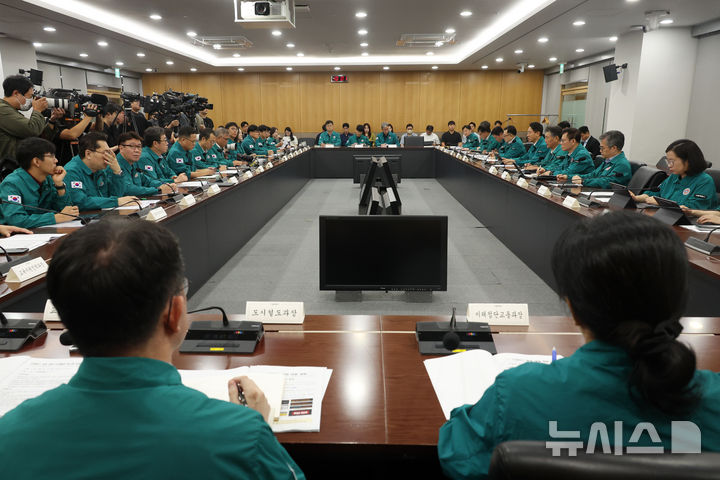 [서울=뉴시스] 고승민 기자 = 오세훈 서울시장이 15일 시청에서 열린 시내버스 파업 관련 긴급 대책회의에서 발언하고 있다. 2026.09.15. kkssmm99@newsis.com