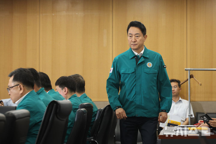 [서울=뉴시스] 고승민 기자 = 오세훈 서울시장이 15일 시청에서 열린 시내버스 파업 관련 긴급 대책회의에 참석하고 있다. 2026.09.15. kkssmm99@newsis.com