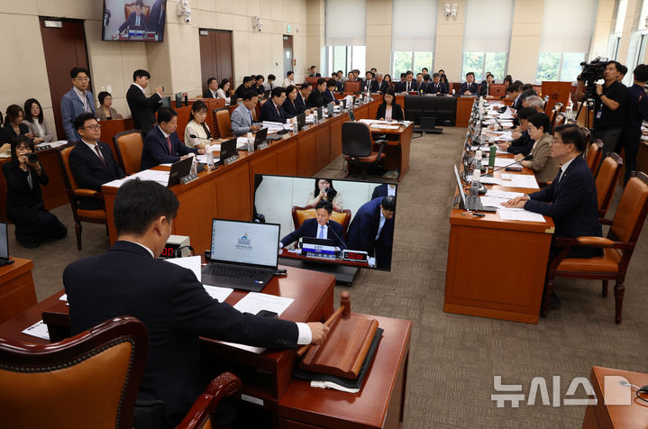 [서울=뉴시스] 김근수 기자 = 김영진 국회 행안위 위원장이 15일 오전 서울 여의도 국회에서 열린 국회 행정안전위원회 전체회의에서 개의선언을 하고 있다. 2026.09.15. ks@newsis.com