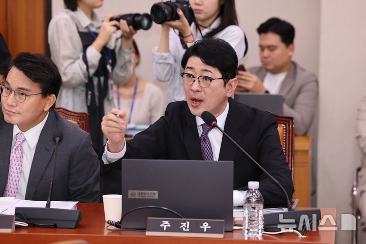[서울=뉴시스] 최진석 기자 = 주진우 국민의힘 의원이 15일 여의도 국회에서 열린 제439회 국회(정기회) 법제사법위원회 국무위원후보자(법무부장관 김승원) 인사청문회에서 민주당 의원에게 항의하고 있다. 2026.09.15. myjs@newsis.com