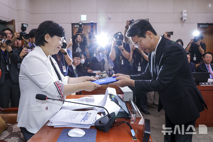 [서울=뉴시스] 정병혁 기자 = 김승원 법무부장관 후보자가 15일 서울 여의도 국회 법제사법위원회에서 열린 인사청문회에서 서영교 위원장에게 선서문을 제출하고 있다. 2026.09.15. jhope@newsis.com