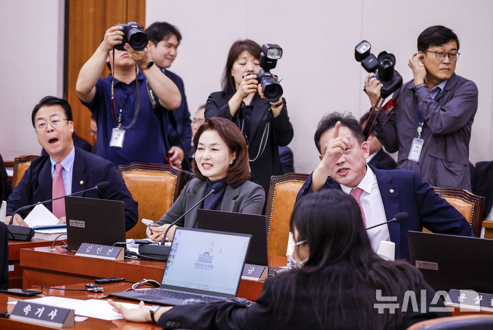 [서울=뉴시스] 정병혁 기자 = 15일 서울 여의도 국회 법제사법위원회에서 열린 김승원 법무부장관 인사청문회에서 김태규 국민의힘 의원 및 소속 의원들이 박균택 더불어민주당 의원 발언에 항의하고 있다. 2026.09.15. jhope@newsis.com