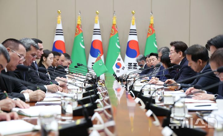 [서울=뉴시스] 김진아 기자= 이재명 대통령이 15일 청와대에서 세르다르 베르디무하메도프 투르크메니스탄 대통령과의 확대 정상회담에서 발언하고 있다. 2026.09.15. bluesoda@newsis.com