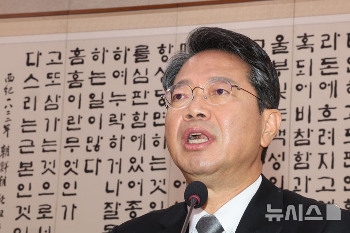 [서울=뉴시스] 최진석 기자 = 김승원 법무부 장관 후보가 15일 여의도 국회에서 열린 제439회 국회(정기회) 법제사법위원회 국무위원후보자(법무부장관 김승원) 인사청문회에서 가족 관련 질의에 답하고 있다. 2026.09.15. myjs@newsis.com