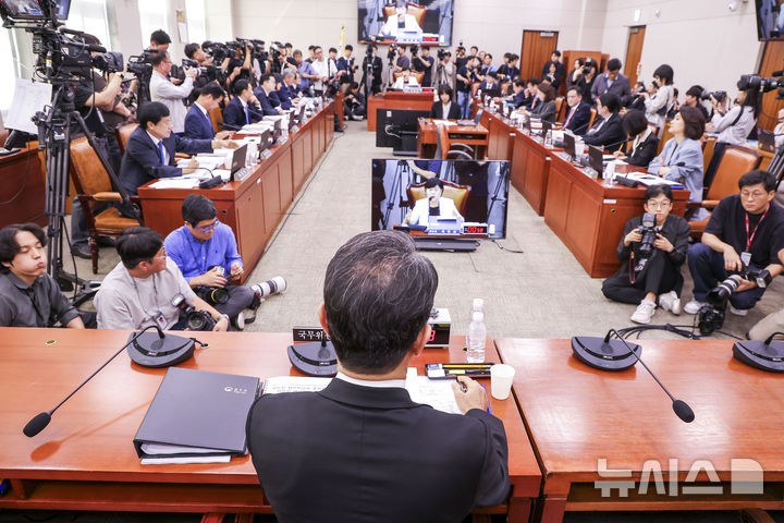 [서울=뉴시스] 정병혁 기자 = 김승원 법무부장관 후보자가 15일 서울 여의도 국회 법제사법위원회에서 열린 인사청문회에서 자리에 앉아 있다. 2026.09.15. jhope@newsis.com