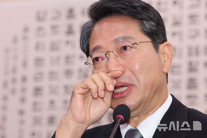 [서울=뉴시스] 최진석 기자 = 김승원 법무부 장관 후보가 15일 여의도 국회에서 열린 제439회 국회(정기회) 법제사법위원회 국무위원후보자(법무부장관 김승원) 인사청문회에서 자신의 가족 관련 질의에 답변하고 있다. 2026.09.15. myjs@newsis.com