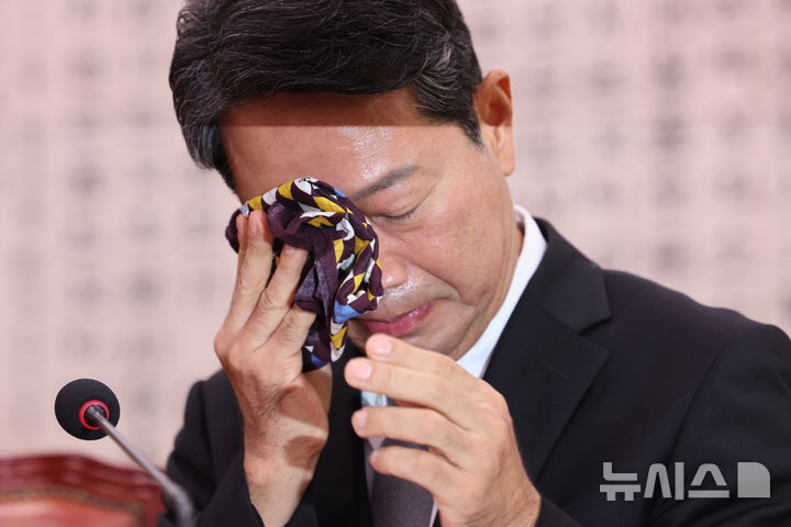 [서울=뉴시스] 최진석 기자 = 김승원 법무부 장관 후보가 15일 여의도 국회에서 열린 제439회 국회(정기회) 법제사법위원회 국무위원후보자(법무부장관 김승원) 인사청문회에서 자신의 가족 관련 질의에 답변 뒤 손수건으로 얼굴을 닦고 있다. 2026.09.15. myjs@newsis.com