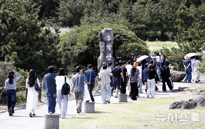 [서귀포=뉴시스] 우장호 기자 = 완연한 가을 날씨를 보인 15일 오전 제주 서귀포시 대정읍 송악산을 찾은 관광객들이 둘레길을 걸으며 즐거운 시간을 보내고 있다. 2026.09.15. woo1223@newsis.com