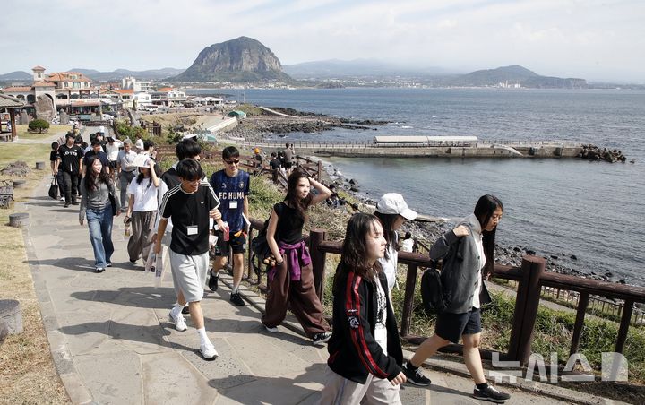 [서귀포=뉴시스] 우장호 기자 = 완연한 가을 날씨를 보인 15일 오전 제주 서귀포시 대정읍 송악산을 찾은 관광객들이 둘레길을 걸으며 즐거운 시간을 보내고 있다. 2026.09.15. woo1223@newsis.com