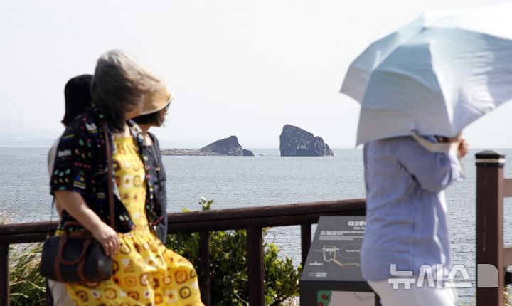 [서귀포=뉴시스] 우장호 기자 = 완연한 가을 날씨를 보인 15일 오전 제주 서귀포시 대정읍 송악산을 찾은 관광객들이 둘레길을 걸으며 즐거운 시간을 보내고 있다. 2026.09.15. woo1223@newsis.com