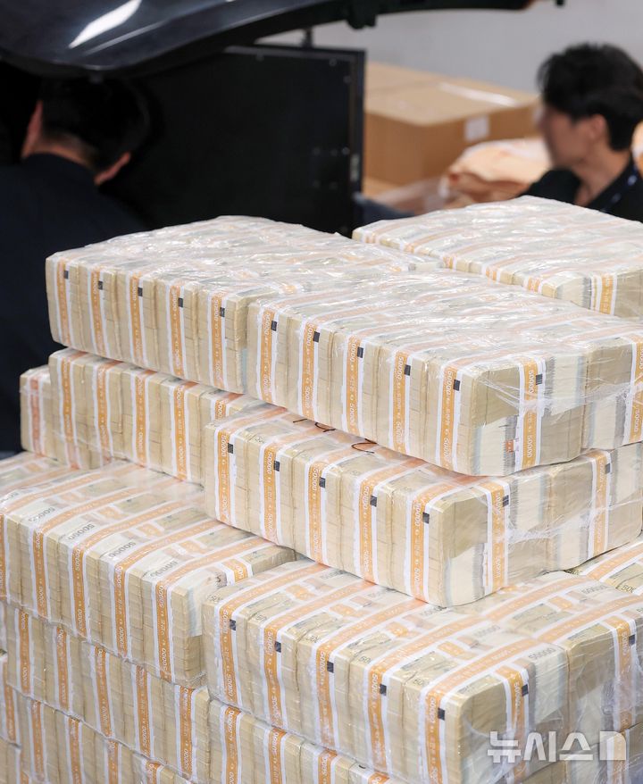 [서울=뉴시스] 사진공동취재단 = 15일 서울 중구 한국은행 화폐수납장에서 관계자들이 추석 화폐 공급을 하고 있다. 2026.09.15. photo@newsis.com