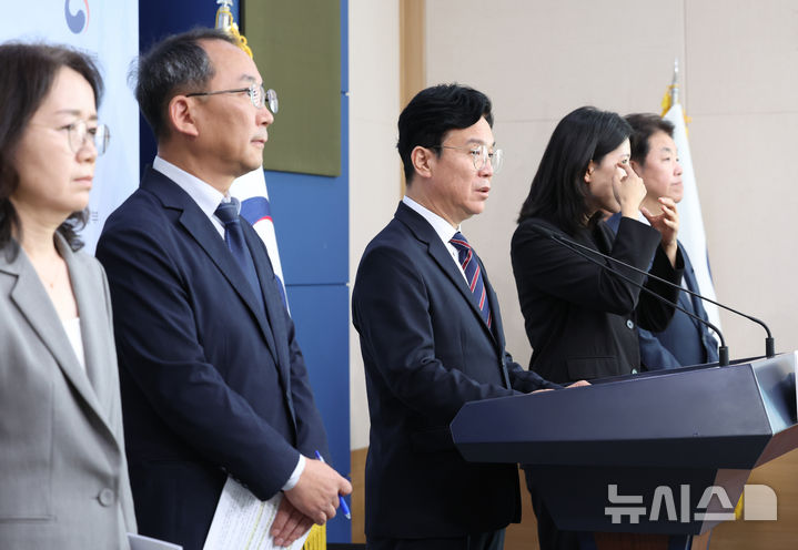 [서울=뉴시스] 조수정 기자 = 김영훈 고용노동부 장관이 15일 오전 서울 종로구 정부서울청사 별관에서 메가특구 특별법 관련 사회적 대화 제안 발표를 하고 있다. 2026.09.15. chocrystal@newsis.com