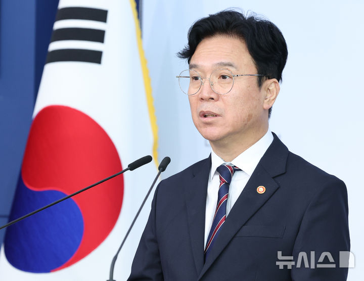 [서울=뉴시스] 조수정 기자 = 김영훈 고용노동부 장관이 15일 오전 서울 종로구 정부서울청사 별관에서 메가특구 특별법 관련 사회적 대화 제안 발표를 하고 있다. 2026.09.15. chocrystal@newsis.com