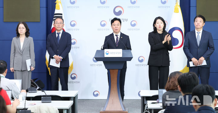 [서울=뉴시스] 조수정 기자 = 김영훈 고용노동부 장관이 지난 15일 오전 서울 종로구 정부서울청사 별관에서 메가특구 특별법 관련 사회적 대화 제안 발표를 하고 있다. 2026.09.15. chocrystal@newsis.com