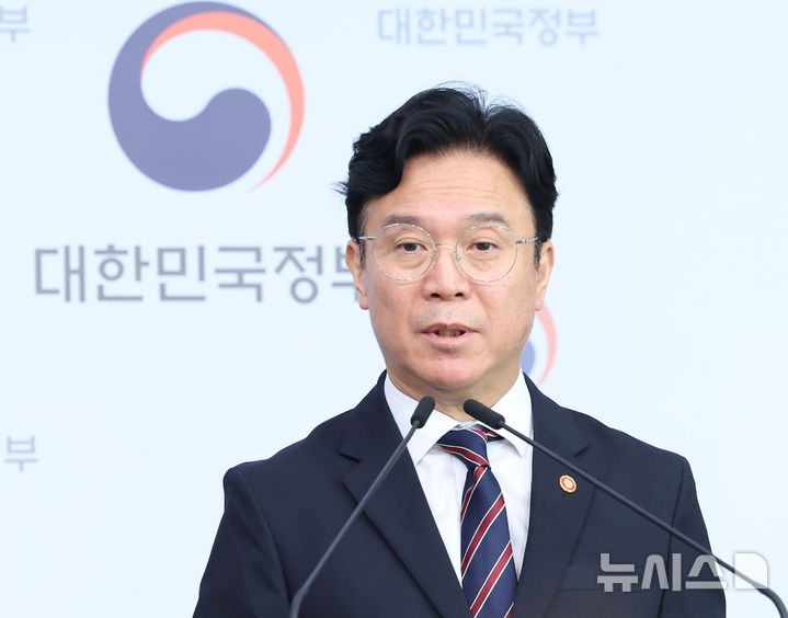 [서울=뉴시스] 조수정 기자 = 김영훈 고용노동부 장관이 지난 15일 오전 서울 종로구 정부서울청사 별관에서 메가특구 특별법 관련 사회적 대화 제안 발표를 하고 있다. 2026.09.15. chocrystal@newsis.com
