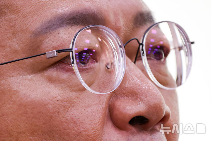 [서울=뉴시스] 정병혁 기자 = 김승원 법무부장관 후보자가 15일 서울 여의도 국회 법제사법위원회에서 열린 인사청문회에서 가족 관련 질문에 답하던 도중 눈시울이 붉어져 있다. 2026.09.15. jhope@newsis.com