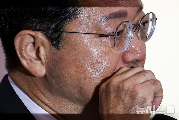 [서울=뉴시스] 정병혁 기자 = 김승원 법무부장관 후보자가 15일 서울 여의도 국회 법제사법위원회에서 열린 인사청문회에서 가족 관련 질문에 답하던 도중 울컥해 얼굴을 닦고 있다. 2026.09.15. jhope@newsis.com