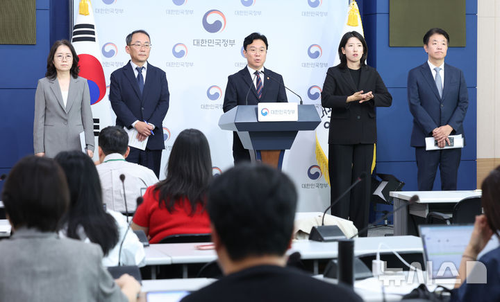 [서울=뉴시스] 조수정 기자 = 김영훈 고용노동부 장관이 지난 9월 15일 오전 서울 종로구 정부서울청사 별관에서 메가특구 특별법 관련 사회적 대화 제안 발표를 하고 있다. 2026.09.15. chocrystal@newsis.com