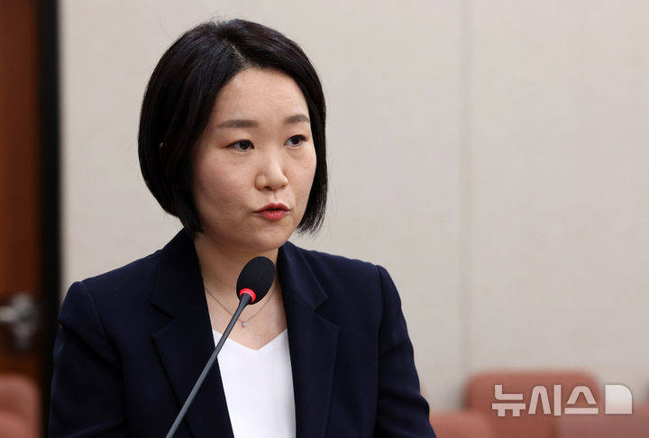 [서울=뉴시스] 고범준 기자 = 이소영 중소벤처기업부 장관 후보자가 15일 서울 여의도 국회 산업통상자원중소벤처기업위원회에서 열린 인사청문회에서 모두발언을 하고 있다. 2026.09.15. bjko@newsis.com