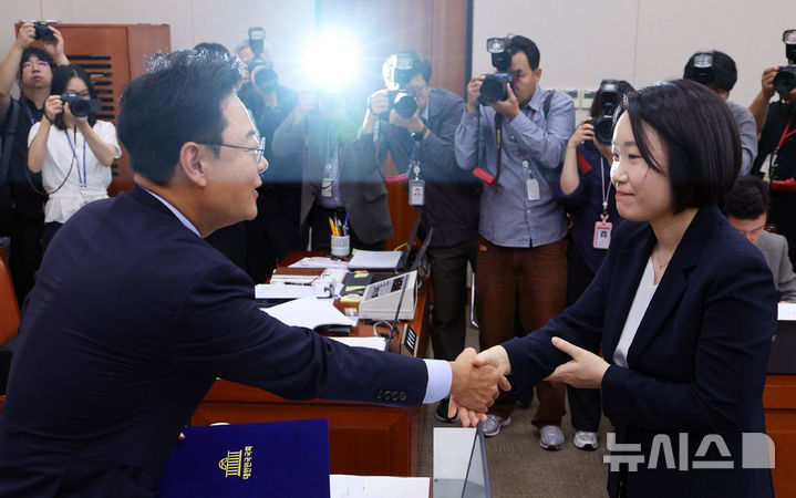 [서울=뉴시스] 고범준 기자 = 이소영 중소벤처기업부 장관 후보자가 15일 서울 여의도 국회 산업통상자원중소벤처기업위원회에서 열린 인사청문회에서 김성원 위원장에게 선서문을 전달한 뒤 악수하고 있다. 2026.09.15. bjko@newsis.com