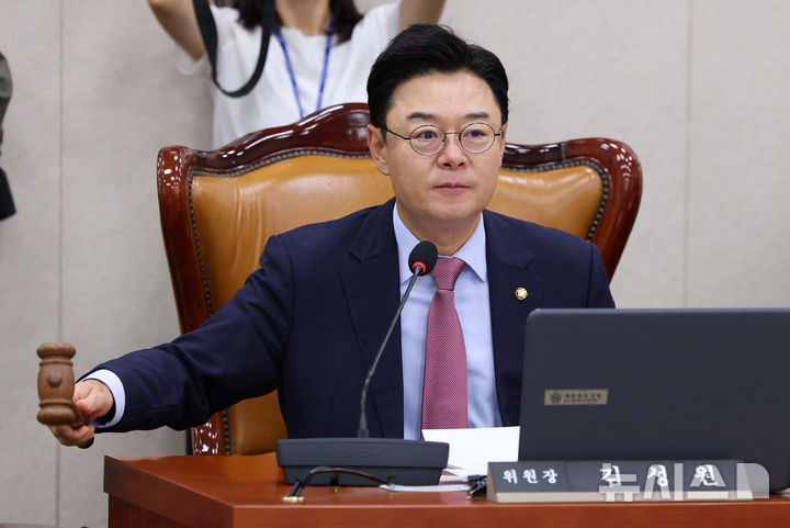 [서울=뉴시스] 고범준 기자 = 김성원 위원장이 15일 서울 여의도 국회에서 열린 산업통상자원중소벤처기업위원회에서 의사봉을 두드리고 있다. 2026.09.15. bjko@newsis.com