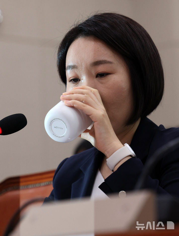 [서울=뉴시스] 고범준 기자 = 이소영 중소벤처기업부 장관 후보자가 15일 서울 여의도 국회 산업통상자원중소벤처기업위원회에서 열린 인사청문회에서 물을 마시고 있다. 2026.09.15. bjko@newsis.com