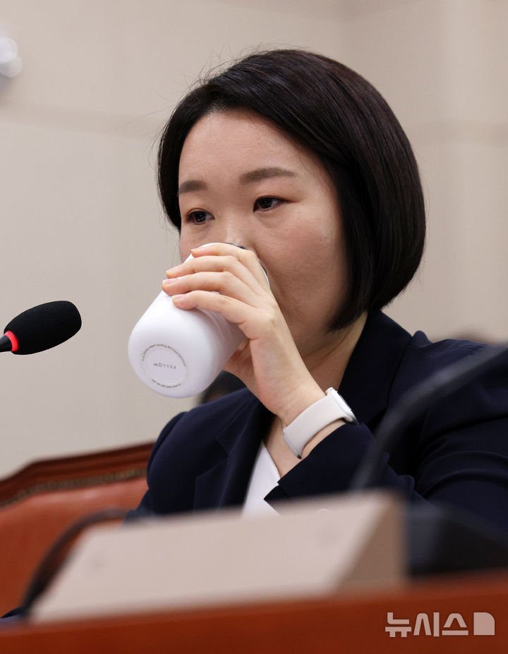 [서울=뉴시스] 고범준 기자 = 이소영 중소벤처기업부 장관 후보자가 지난 15일 서울 여의도 국회 산업통상자원중소벤처기업위원회에서 열린 인사청문회에서 물을 마시고 있다. 2026.09.15. bjko@newsis.com