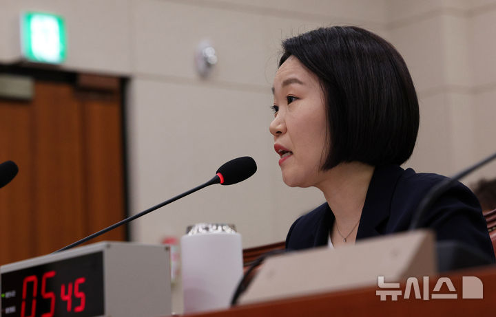 [서울=뉴시스] 고범준 기자 = 이소영 중소벤처기업부 장관 후보자가 15일 서울 여의도 국회 산업통상자원중소벤처기업위원회에서 열린 인사청문회에서 의원 질의에 답변하고 있다. 2026.09.15. bjko@newsis.com