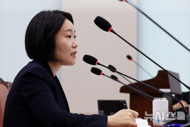 [서울=뉴시스] 고범준 기자 = 이소영 중소벤처기업부 장관 후보자가 15일 서울 여의도 국회 산업통상자원중소벤처기업위원회에서 열린 인사청문회에서 의원 질의에 답변하고 있다. 2026.09.15. bjko@newsis.com