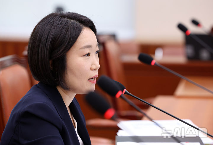 [서울=뉴시스] 고범준 기자 = 이소영 중소벤처기업부 장관 후보자가 15일 서울 여의도 국회 산업통상자원중소벤처기업위원회에서 열린 인사청문회에서 의원 질의에 답변하고 있다. 2026.09.15. bjko@newsis.com