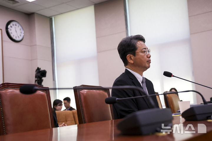 [서울=뉴시스] 정병혁 기자 = 김승원 법무부장관 후보자가 15일 서울 여의도 국회 법제사법위원회에서 열린 인사청문회에서 의원 질문을 듣고 있다. 2026.09.15. jhope@newsis.com