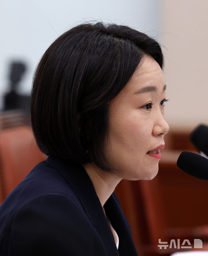 [서울=뉴시스] 고범준 기자 = 이소영 중소벤처기업부 장관 후보자가 15일 서울 여의도 국회 산업통상자원중소벤처기업위원회에서 열린 인사청문회에서 의원 질의에 답변하고 있다. 2026.09.15. bjko@newsis.com