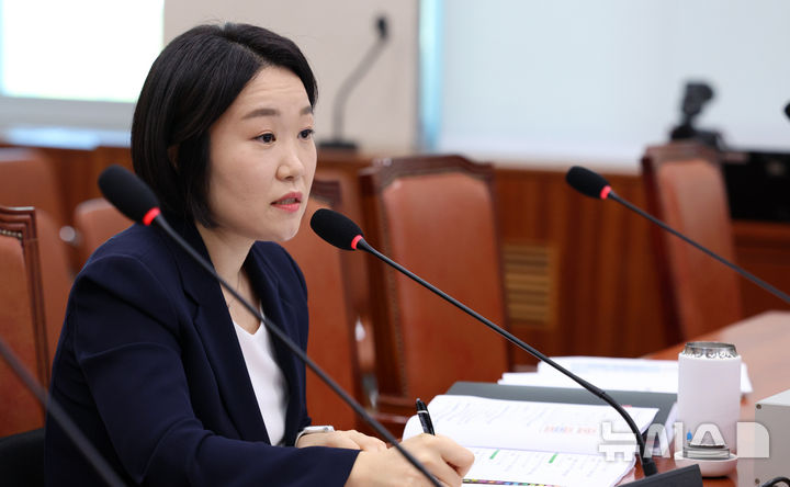 [서울=뉴시스] 고범준 기자 = 이소영 중소벤처기업부 장관 후보자가 15일 서울 여의도 국회 산업통상자원중소벤처기업위원회에서 열린 인사청문회에서 의원 질의에 답변하고 있다. 2026.09.15. bjko@newsis.com