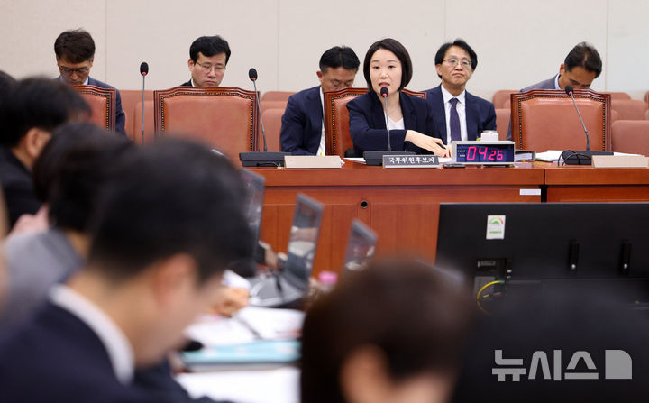 [서울=뉴시스] 고범준 기자 = 이소영 중소벤처기업부 장관 후보자가 15일 서울 여의도 국회 산업통상자원중소벤처기업위원회에서 열린 인사청문회에서 의원 질의에 답변하고 있다. 2026.09.15. bjko@newsis.com