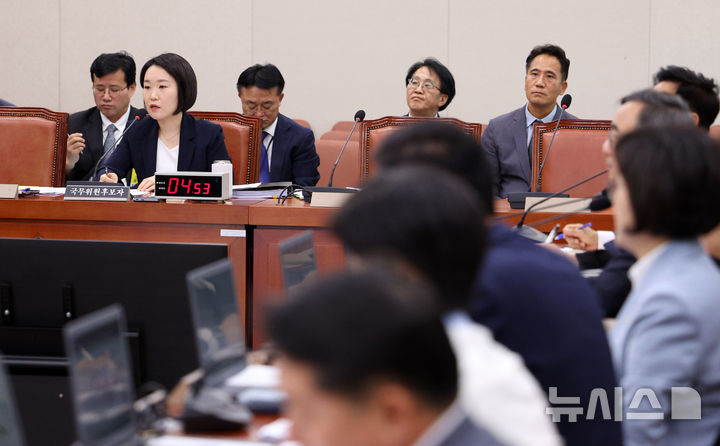 [서울=뉴시스] 고범준 기자 = 이소영 중소벤처기업부 장관 후보자가 15일 서울 여의도 국회 산업통상자원중소벤처기업위원회에서 열린 인사청문회에서 의원 질의에 답변하고 있다. 2026.09.15. bjko@newsis.com