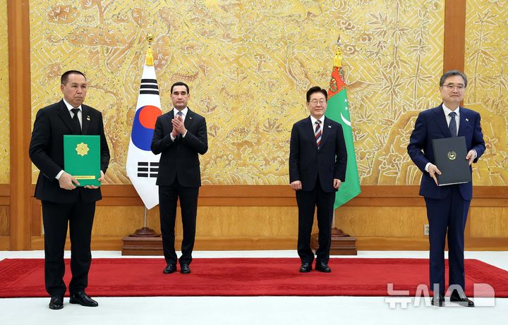 [서울=뉴시스] 김진아 기자= 조현 외교부장관과 호자무라트 겔디무라도프 투르크메니스탄경제부총리가 15일 청와대에서 이재명 대통령과 세르다르 베르디무하메도프 투르크메니스탄 대통령이 임석한 가운데 투자의 증진 및 보호를 위한 협정 양해각서를 체결한 뒤 기념 촬영을 하고 있다. 2026.09.15. bluesoda@newsis.com