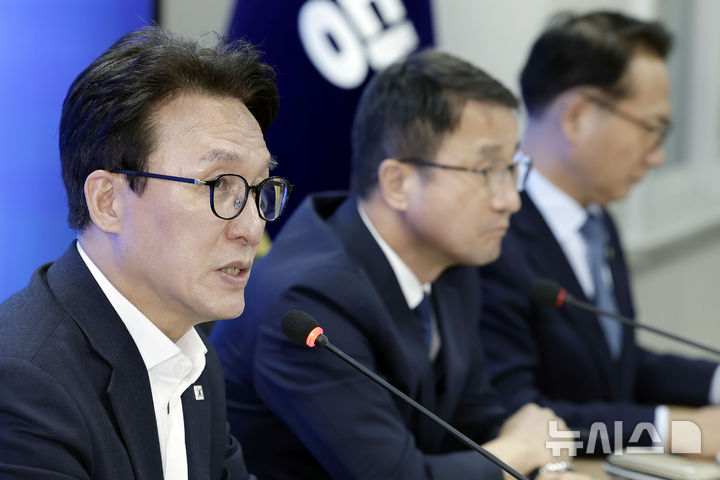 [서울=뉴시스] 최동준 기자 = 김민석 더불어민주당 대표가 15일 서울 여의도 당사에서 열린 제1차 시·도당위원장연석회의에서 발언하고 있다. 2026.09.15. photocdj@newsis.com
