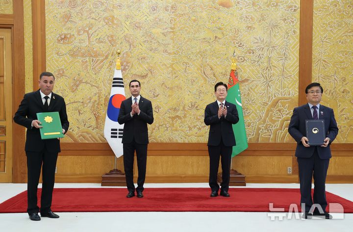 [서울=뉴시스] 김진아 기자= 김성환 에너지부장관과 두르디 젠지예프 투르크메니스탄 수자원위원회 위원장이 15일 청와대에서 이재명 대통령과 세르다르 베르디무하메도프 투르크메니스탄 대통령이 임석한 가운데 수자원 관리 분야 협력에 관한 양해각서를 체결한 뒤 기념 촬영을 하고 있다. 2026.09.15. bluesoda@newsis.com