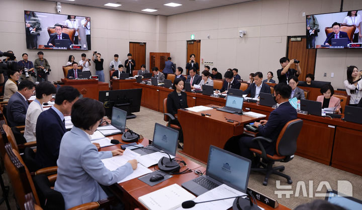 [서울=뉴시스] 고범준 기자 = 김성원 위원장이 15일 서울 여의도 국회에서 열린 산업통상자원중소벤처기업위원회 전체회의에서 발언하고 있다. 2026.09.15. bjko@newsis.com