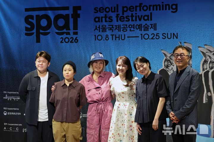 [서울=뉴시스] 박진희 기자 = 서울국제공연예술제(SPAF) 참가하는 음악극 '화성학 실습(Practice of Harmony) 연출 김재훈(왼쪽부터), 연극 '뺨을 맞지 않고 사는 게 삶의 전부가 될 순 없더라(You can't make a life out of not getting slapped in the face)' 연출 구자혜, 낭독극 ‘새(Oiseau)’ 배우 이혜영, 오페라극 '세 번째 전쟁(The Third War) 소프라노 임선혜, 무용 '메타발레: 비(非)-코펠리아 선언(Meta-Ballet : Non-Copplia Manifesto) 안무 윤상은, 최석구 서울국제공연예술제 예술감독이 15일 서울 종로구 대학로예술극장에서 제26회 서울국제공연예술제(SPAF) 기자간담회를 하고 있다. 2026.09.15. pak7130@newsis.com