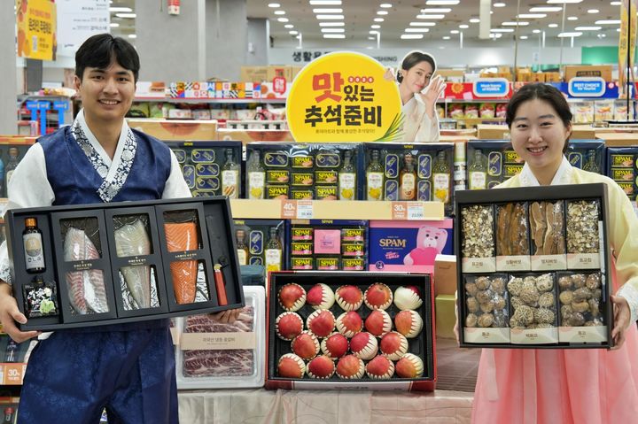 [서울=뉴시스] 롯데마트는 오는 17일부터 24일까지 전점에서 추석 선물세트 본판매를 진행한다고 15일 밝혔다. 사진은 서울 중구 롯데마트 제타플렉스 서울역점에서 직원들이 '2026 추석 선물세트 본판매'를 홍보하고 있다. (사진=롯데마트 제공) 2026.09.15. photo@newsis.com *재판매 및 DB 금지