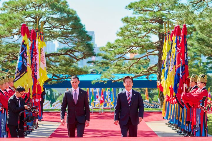[서울=뉴시스] 김진아 기자= 이재명 대통령과 세르다르 베르디무하메도프 투르크메니스탄 대통령이 15일 청와대에서 열린 공식환영식을 마치고 이동하고 있다. (사진=청와대 제공) 2026.09.15. photo@newsis.com *재판매 및 DB 금지