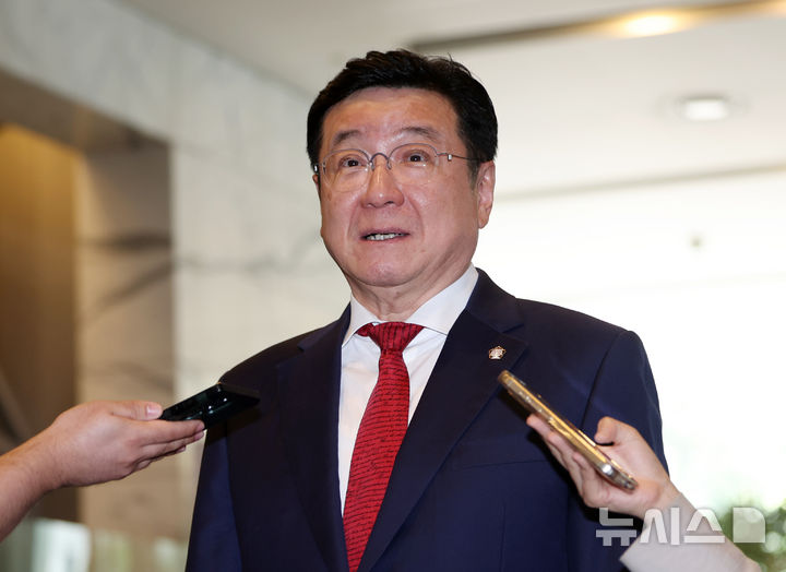 [서울=뉴시스] 김명년 기자 = 이찬희 삼성 준법감시위원장이 15일 오후 서울 서초구 삼성생명 서초사옥에서 열린 정기회의에 참석하며 취재진의 질문에 답하고 있다. 2026.09.15. kmn@newsis.com