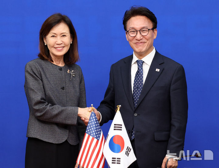 [서울=뉴시스] 고범준 기자 = 김민석 더불어민주당 대표가 15일 서울 여의도 국회에서 미셸 스틸 주한미국대사를 접견하며 기념촬영을 하고 있다. 2026.09.15. bjko@newsis.com