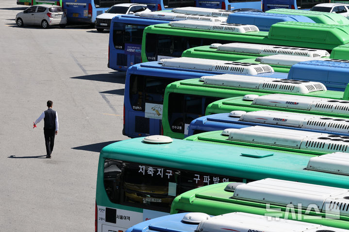 [서울=뉴시스] 황준선 기자 = 15일 서울 은평구 진관공영차고지에 시내버스가 세워져 있다. 서울 시내버스 노사는 이날 서울지방노동위원회에서 2차 조정에 나선다. 지난 11일 쟁의행위 찬반투표를 가결한 노조는 조정이 결렬되면 16일 첫차부터 파업할 방침이다. 2026.09.15. hwang@newsis.com