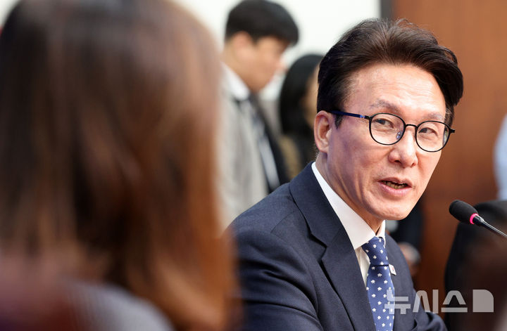 [서울=뉴시스] 고범준 기자 = 김민석 더불어민주당 대표가 15일 서울 여의도 국회에서 미셸 스틸 주한미국대사를 접견하며 발언하고 있다. 2026.09.15. bjko@newsis.com