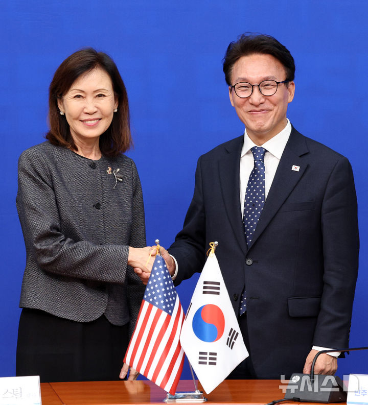 [서울=뉴시스] 고범준 기자 = 김민석 더불어민주당 대표가 15일 서울 여의도 국회에서 미셸 스틸 주한미국대사를 접견하며 기념촬영을 하고 있다. 2026.09.15. bjko@newsis.com
